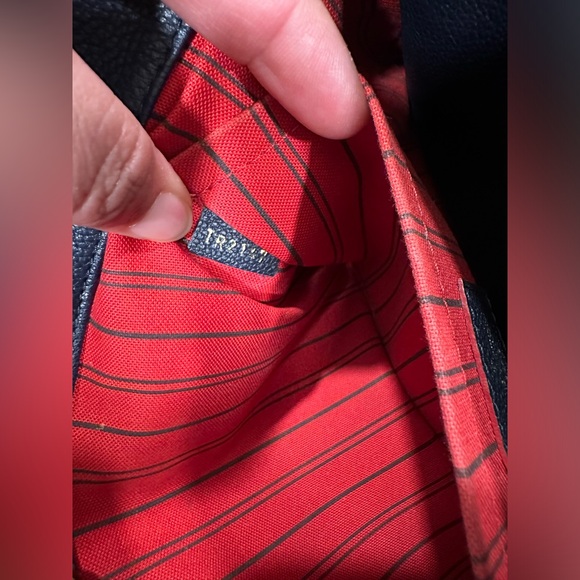 💙BLUE EMPREINTE💙Louis Vuitton Montaigne empreinte with strap - Picture 10 of 15